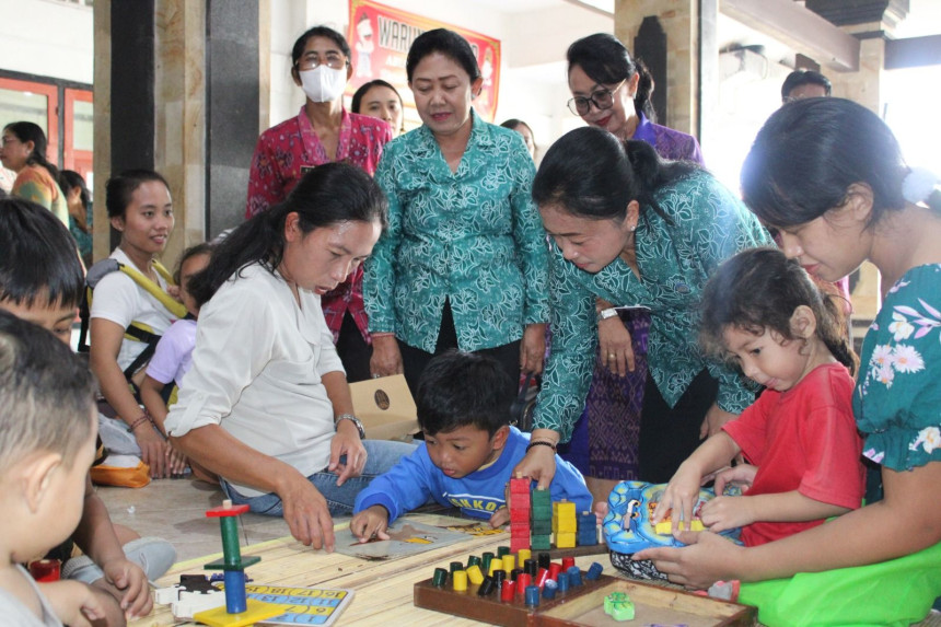 Ny. Sagung Antari Jaya Negara Serahkan PMT Dalam Pembukaan Posyandu Paripurna Kecamatan Denpasar Timurg